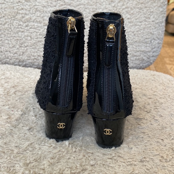 AUTHENTIC CHANEL tweed ankle boots! Size 38. Such a perfect shoe.. - Picture 3 of 5